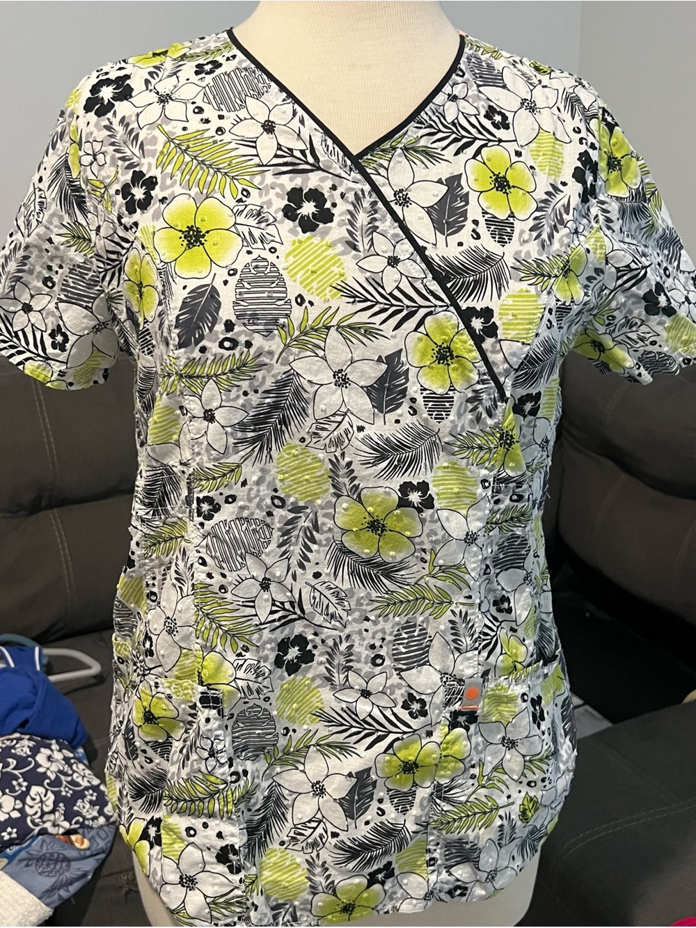 Floral V-Neck Scrub Top in Lime Green and Black size Medium